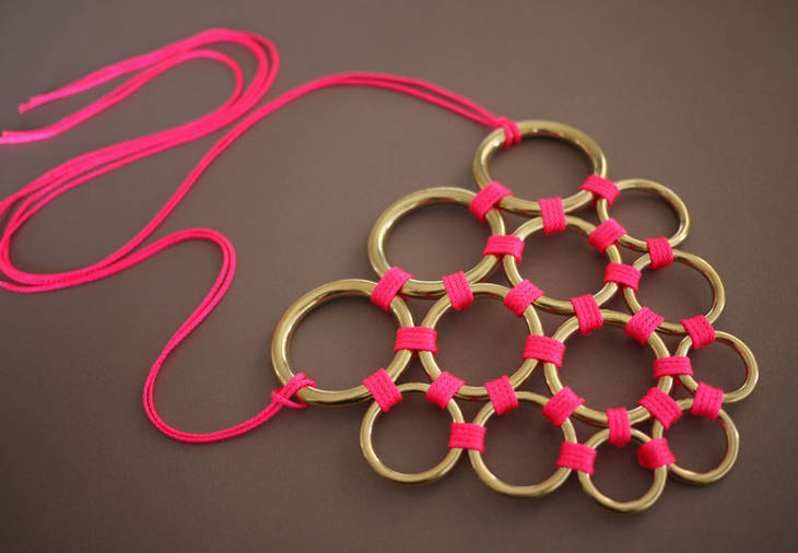 Collier avec des anneaux de laiton