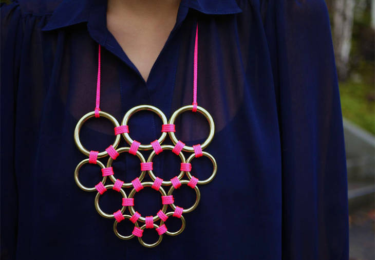 Collier avec des anneaux de laiton