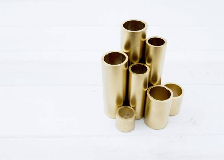 Serre-livres doré avec des tubes en PVC