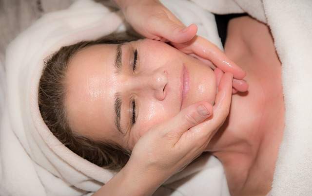 massage du cou et du menton pour réduire le double menton