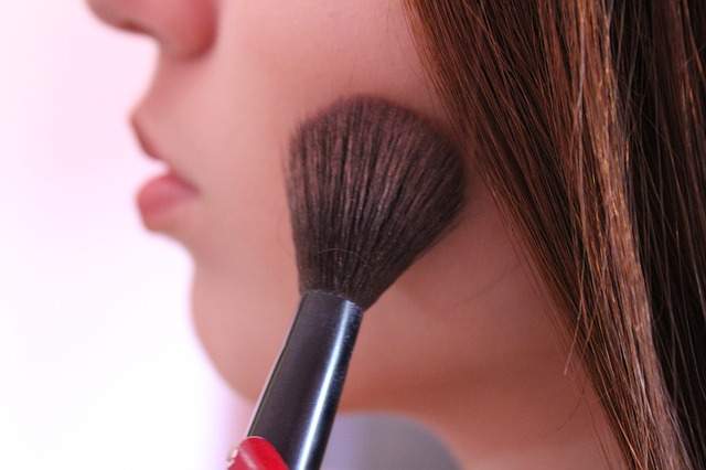maquillage contourig pour camoufler le double menton