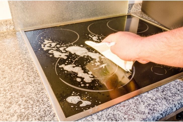 Comment nettoyer une plaque de cuisson vitrocéramique