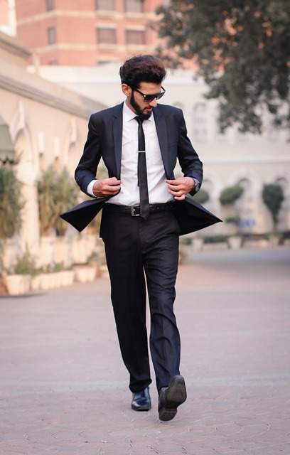 Homme élégant en costume cravate