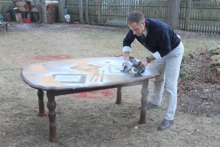 Bricolage couper une vieille table
