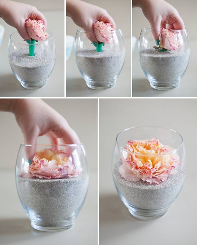 Décoration avec des fleurs fraîches dans le sable