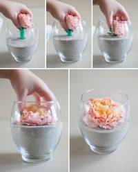 Décoration avec des fleurs fraîches dans le sable