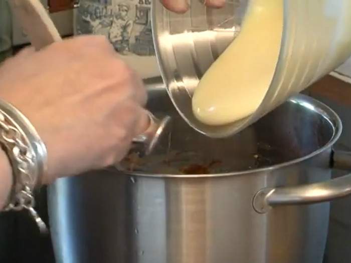 ajouter le lait concentré sucré à la casserole