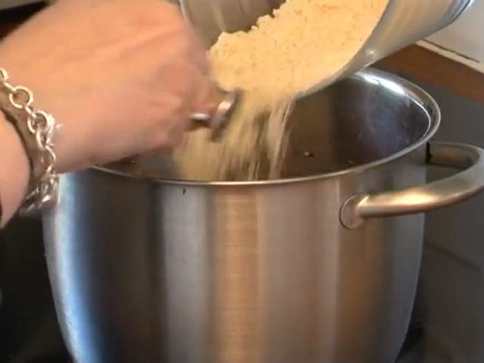 ajouter les noisettes en poudre à la casserole