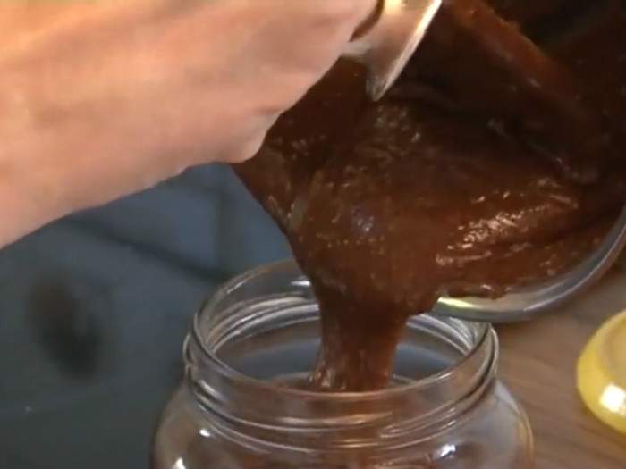 verser la pâte à tartiner maison dans un pot de verre