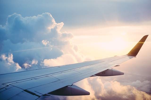 vue d'une aile d'un avion dans le ciel
