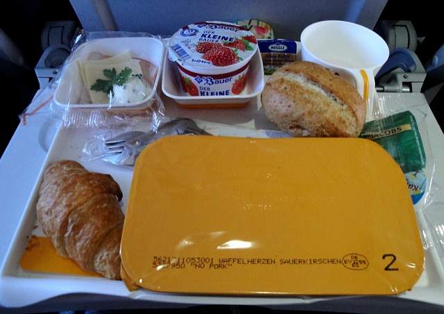 plateau repas servi dans un avion