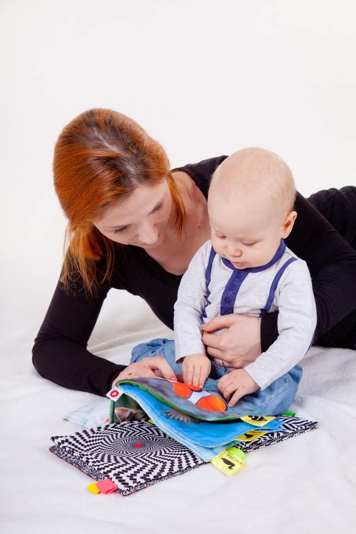 lire un livre à son bébé l'aie à parler et à développer son langage