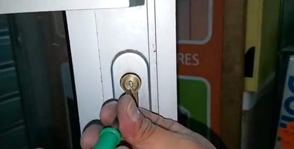 remettre la serrure en position ouvert avant de retirer la clé cassée à l'intérieur