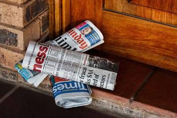 Litière pour chat avec de vieux journaux