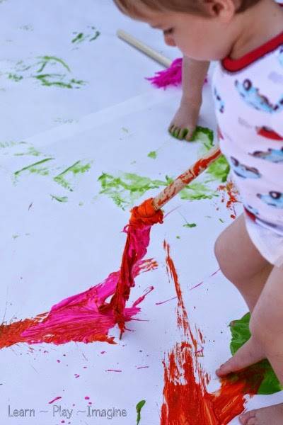 Fabriquer des pinceaux de peinture pour enfants avec des fils de laine