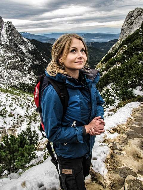 femme en tenue de randonnée sur une montagne avec un sac à dos