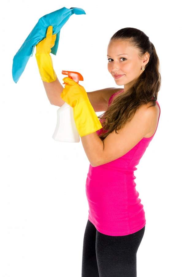 fille qui tient un chiffon microfibre et un spray anti-poussière fait maison