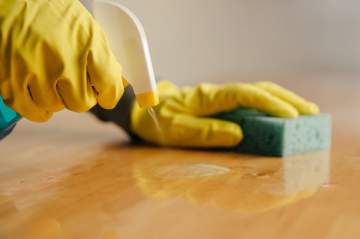 Trucs et astuces pour un nettoyage rapide après une soirée à la maison