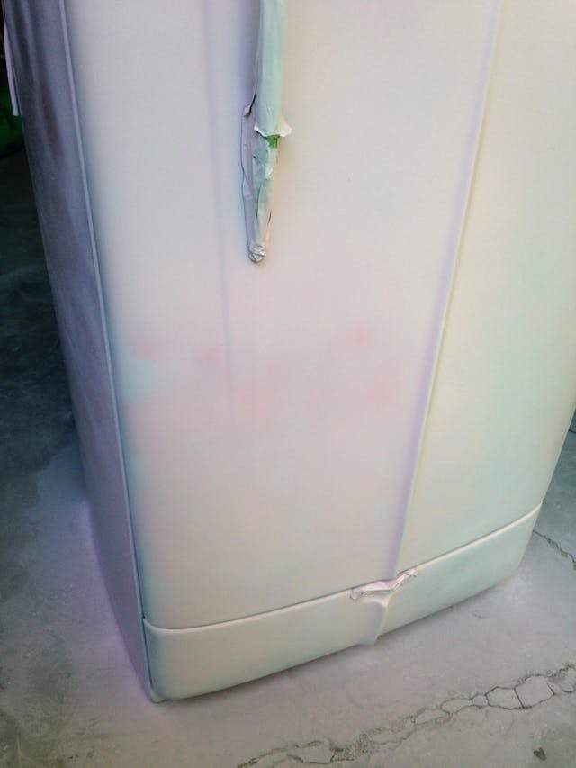 vieux réfrigérateur repeint avec une peinture d'apprêt
