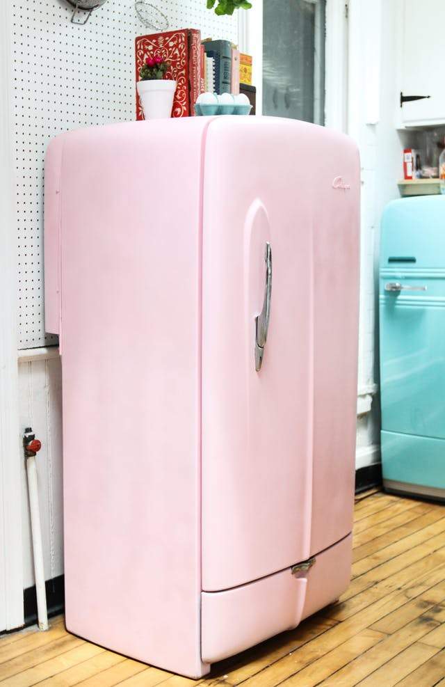 réfrigérateur vintage rose dans une cuisine