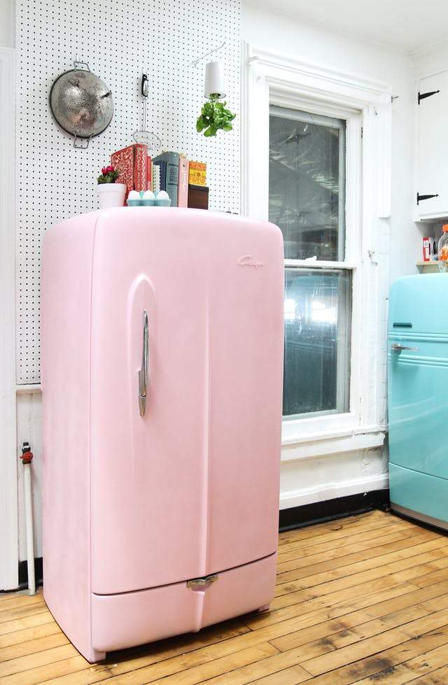 Transformer un vieux réfrigérateur en un frigo vintage girly