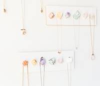 Rangement pour colliers avec des cristaux de roche