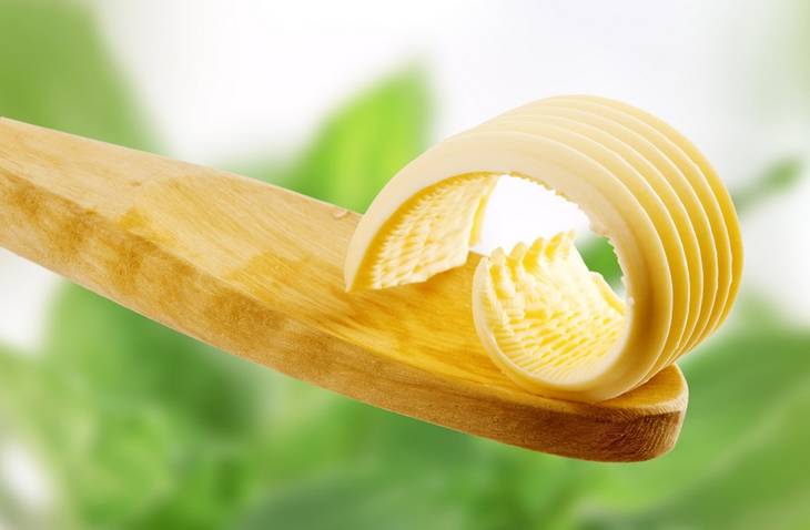 Masque au beurre pour cheveux secs et frisés