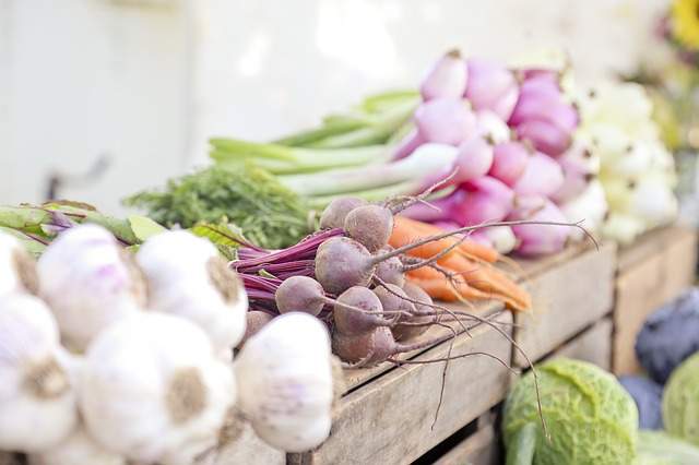 étalage de légumes racines d'hiver