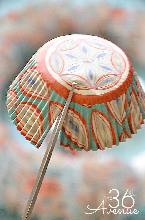 Couronne décorative avec les coupelles en papier