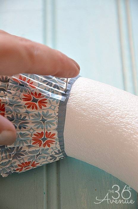 Couronne décorative avec les coupelles en papier