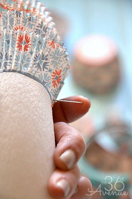 Couronne décorative avec les coupelles en papier
