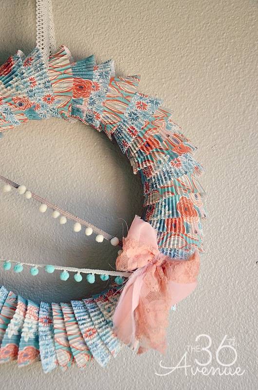 Couronne décorative avec les coupelles en papier