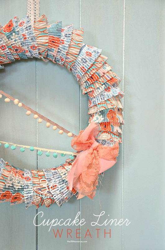 Couronne décorative avec les coupelles en papier