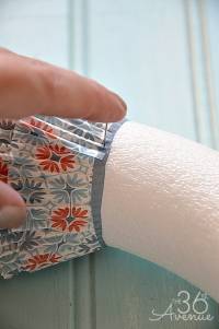 Couronne décorative avec les coupelles en papier