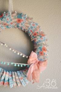 Couronne décorative avec les coupelles en papier