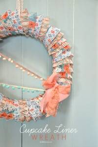 Couronne décorative avec les coupelles en papier