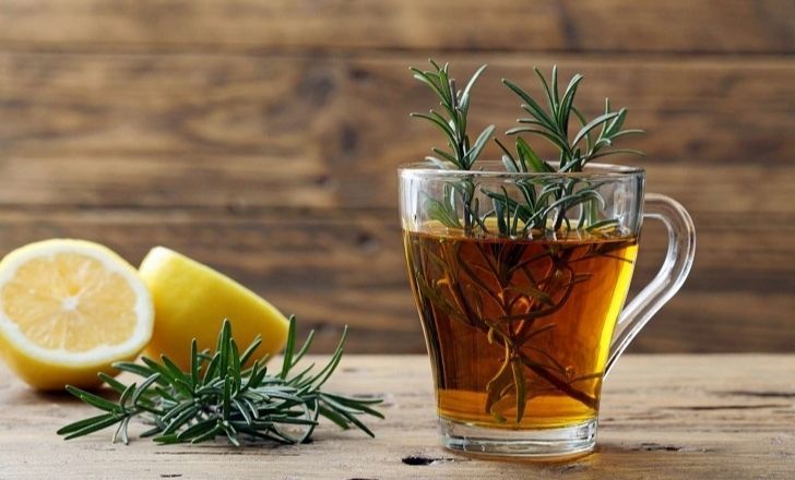 Mal de tête, stress, nausée : quel thé faut-il boire pour y remédier ?