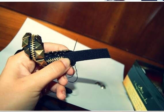 Bracelet de rockeuse avec une fermeture éclair