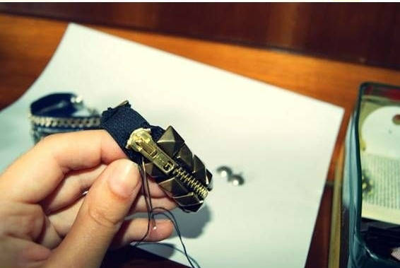Bracelet de rockeuse avec une fermeture éclair