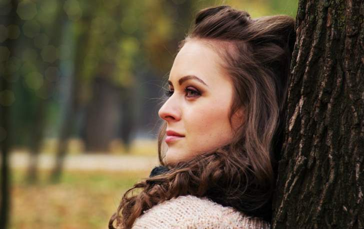 fille souriante confiante qui regarde vers l'avant