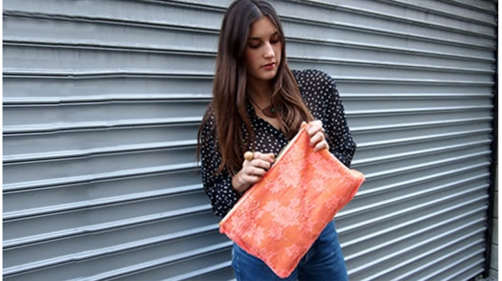 Relooker un sac-pochette avec de la dentelle