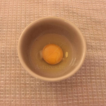 Retirer un morceau de coquille d’œuf facilement