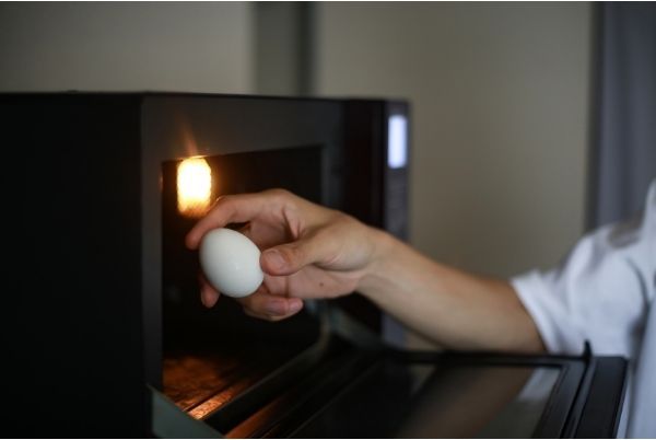 mettre un oeuf dans un four à micro-ondes