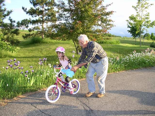garder ses petits-enfants permet de rester actif physiquement, mentalement et socialement