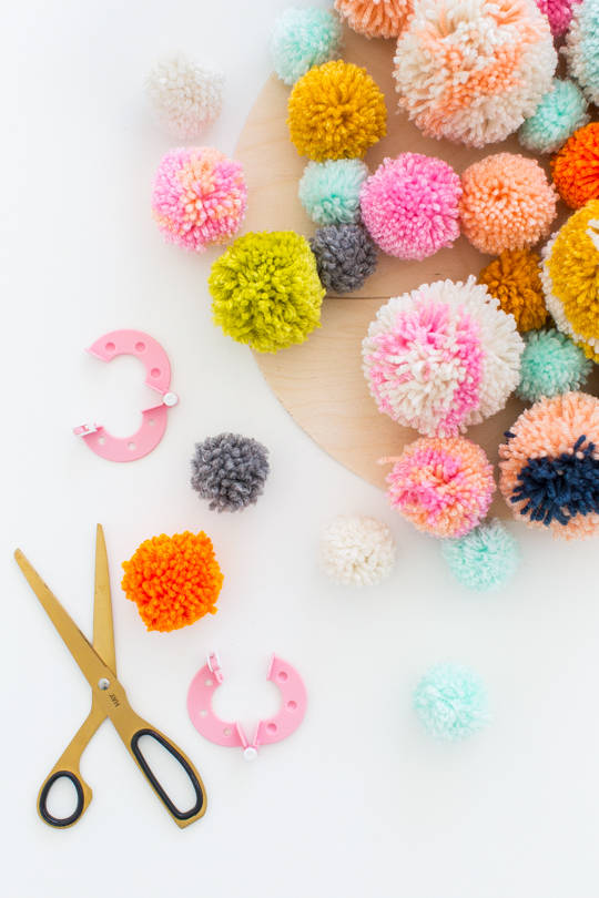 Décoration murale avec des pompons