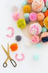 Décoration murale avec des pompons