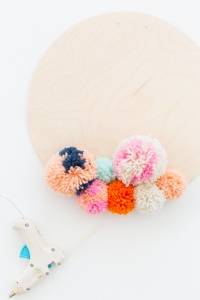 Décoration murale avec des pompons