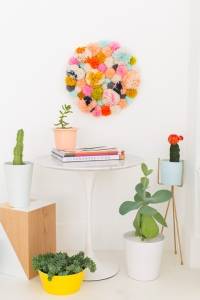 Décoration murale avec des pompons
