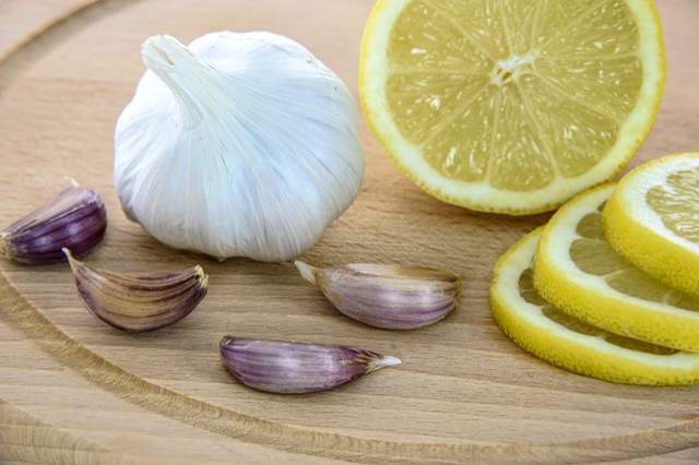 tête et gousses d'ail et citron en rondelles