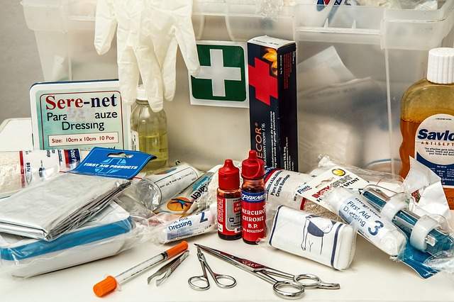 premiers secours boite à pharmacie